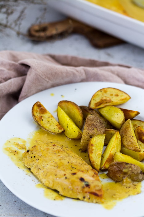 Hähnchen aus dem Ofen mit Orangen-Senf-Sauce und Kartoffelwedges #rezept #einfach #schnell #ofengericht #hähnchen