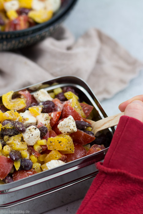 Rezept für einen schnellen und einfachen Salat mit Kidneybohnen, Mais, Tomaten, Paprika und Feta.  #mealprep #büroessen