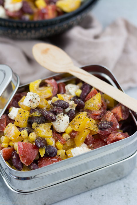 Rezept für einen schnellen und einfachen Salat mit Kidneybohnen, Mais, Tomaten, Paprika und Feta. 