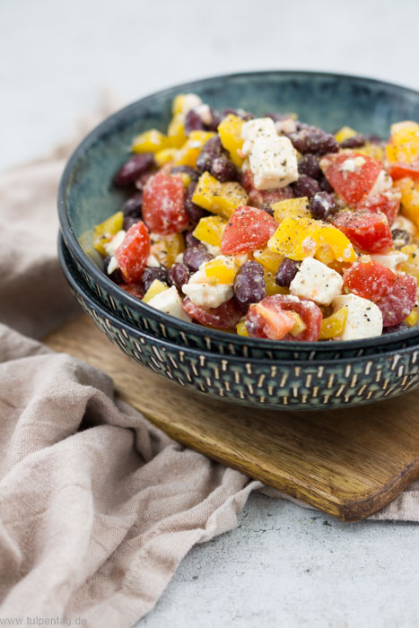 Rezept für einen schnellen und einfachen Salat mit Kidneybohnen, Mais, Tomaten, Paprika und Feta.  #mealprep #büroessen