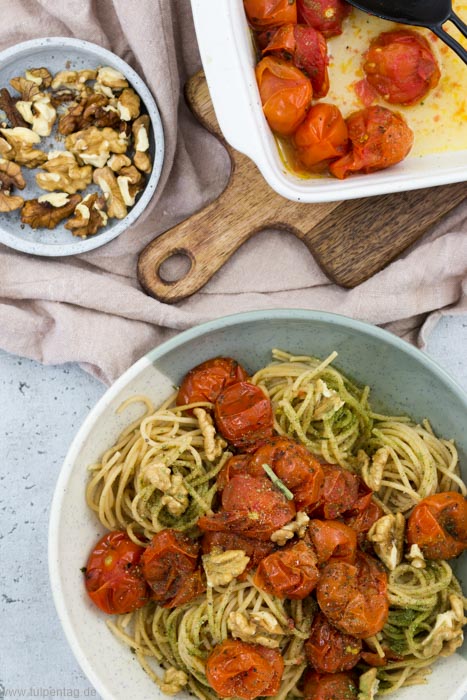 Spaghetti mit geschmorten Tomaten und Walnüssen - Tulpentag. Schnelle ...