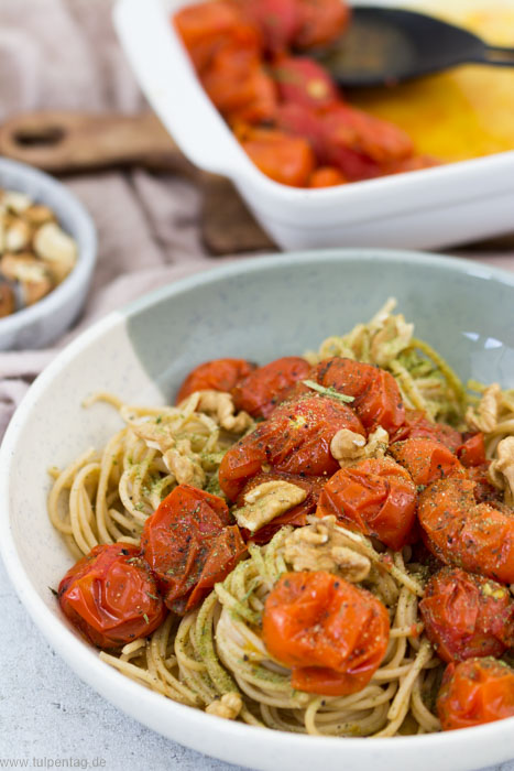 Vollkorn-Spaghetti mit geschmorten Tomaten und Walnüssen #vegetarisch #schnell #einfach #pasta #rezept