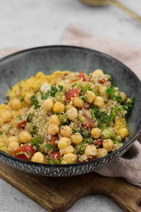 Hummus-Bowl mit Tabouleh #rezept #vegan #kichererbsen #hummus #vegetarisch #couscous #bowl #schnell #einfach #mealprep