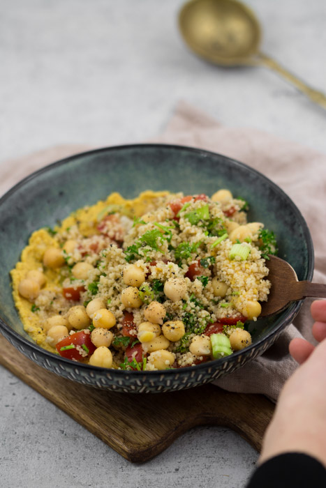Hummus-Bowl mit Tabouleh #rezept #vegan #kichererbsen #hummus #vegetarisch #couscous #bowl #schnell #einfach #mealprep