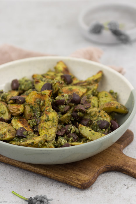 Kartoffeln aus dem Ofen mit Pesto und Oliven #kartoffelspalten #pesto #rezept #schnell #einfach #vegetarisch #kartoffeln