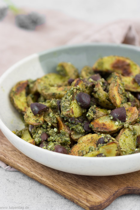 Kartoffeln aus dem Ofen mit Pesto und Oliven #kartoffelspalten #pesto #rezept #schnell #einfach #vegetarisch #kartoffeln