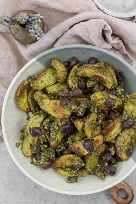 Kartoffeln aus dem Ofen mit Pesto und Oliven - Tulpentag. Schnelle Rezepte.