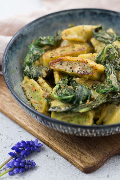 Gebratene Maultaschen mit Spinat und Sahne #rezept #vegetarisch #schnell #einfach