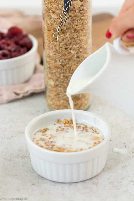 Müsli oder Granola selbermachen. Mit Mandeln und Kokos. #rezept #einfach #schnell #frühstück #geschenk #müsli #granola #selbermachen