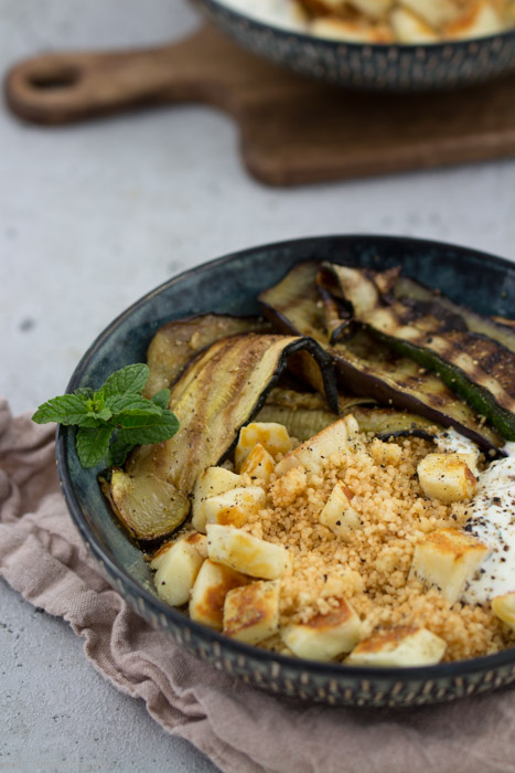 Couscous mit Halloumi, Grillgemüse und Joghurt-Minz-Dip #rezept #vegetarisch #sommer #bowl