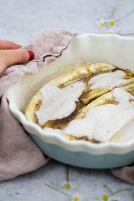 Gegrillt Banane mit Zimtbutter und Creme-fraiche-Guss. Rezept für Grillbananen als Dessert fürs Grillen. #grillen #rezept #dessert #süß #einfach #schnell #bananen #grillbananen #vegetarisch