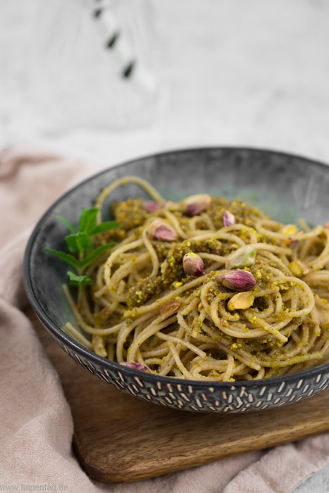 Spaghetti mit Pesto aus Pistazien, Limette und Minze #pistazienpesto #pesto #rezept #vegetarisch #vegan #pistazien #einfach #schnell #pasta
