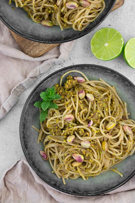 Spaghetti mit Pesto aus Pistazien, Limette und Minze #pistazienpesto #pesto #rezept #vegetarisch #vegan #pistazien #einfach #schnell #pasta