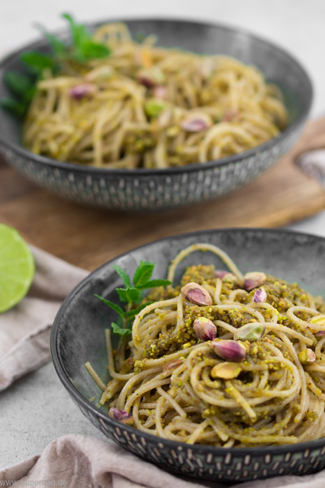 Spaghetti mit Pesto aus Pistazien, Limette und Minze #pistazienpesto #pesto #rezept #vegetarisch #vegan #pistazien #einfach #schnell #pasta