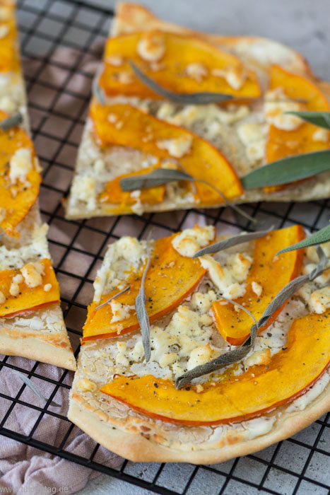 Flammkuchen mit Hokkaido Kürbis, Feta und Salbei #schnell #einfach #rezept #hokkaido #kürbis #vegetarisch #flammkuchen #zubereitung