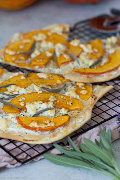 Flammkuchen mit Hokkaido Kürbis, Feta und Salbei #schnell #einfach #rezept #hokkaido #kürbis #vegetarisch #flammkuchen #zubereitung