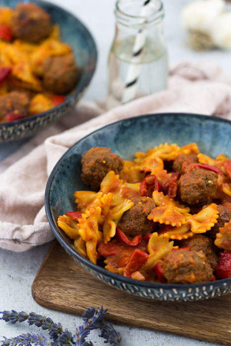 Nudelpfanne mit Paprika und Hackbällchen - Tulpentag. Schnelle Rezepte.