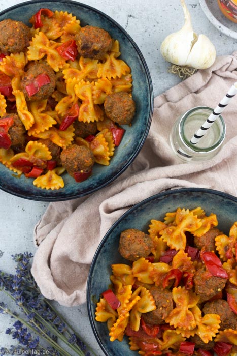 Nudel-Paprika-Pfanne mit Hackbällchen - Tulpentag. Schnelle Rezepte.