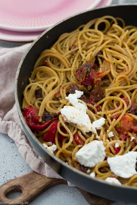 Vollkorn-Spaghetti mit frischen und getrockneten Tomaten sowie Ziegenfrischkäse. #pasta #nudeln #tomaten #vegetarisch #schnell #einfach