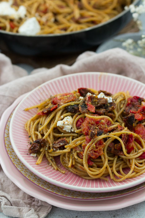 Vollkorn-Pasta mit getrockneten Tomaten und Ziegenfrischkäse