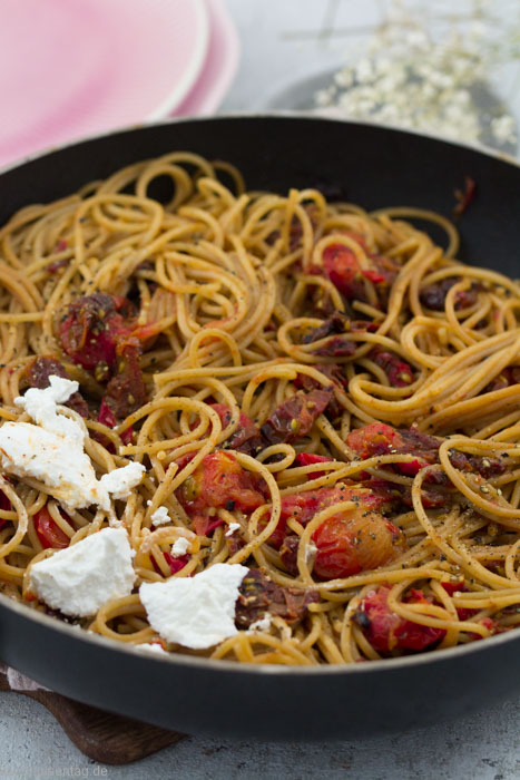 Vollkorn-Spaghetti mit frischen und getrockneten Tomaten sowie Ziegenfrischkäse. #pasta #nudeln #tomaten #vegetarisch #schnell #einfach