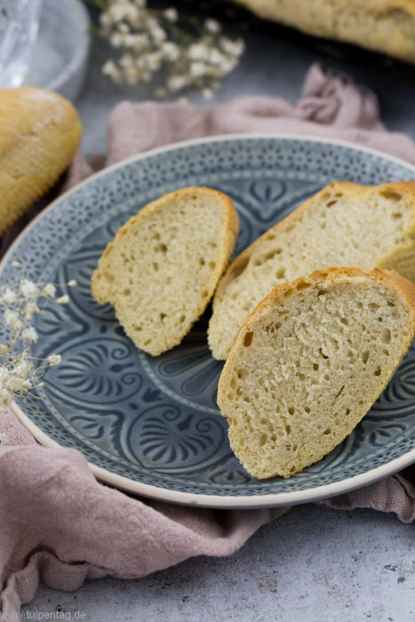 Zutaten für Dinkelbaguette: Dinkelmehl Typ 630, Trockenhefe, Salz, Zucker und lauwarmes Wasser