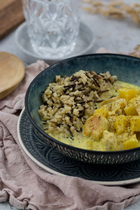 Hähnchen mit Kokosmilch und Ananas. Dazu Naturreis. #gesund #hähnchen #kokosmilch #chicken #fruchtig #reis #rezept