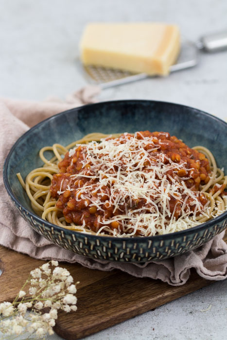 Vegetarische Linsen-Bolognese mit roten Linsen. Dazu Vollkorn-Spaghetti. In 30 Minuten fertig. Schnell und einfach. #pasta #bolognese #vegetarisch #nudeln #sauce #linsen