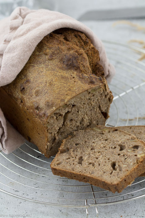 Vollkornbrot selber backen. Rezept für Brot in der Kastenform. Einfach und schnell. 