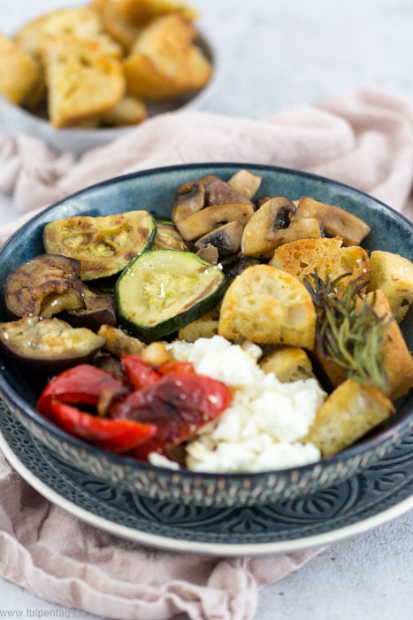 Antipasti-Bowl. Vegetarisch, schnell und einfach. Rezept mit Feta und Baguette. #bowl #rezept #antipasti #sommer 