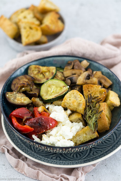 Antipasti-Bowl. Vegetarisch, schnell und einfach. Rezept mit Feta und Baguette. #bowl #rezept #antipasti #sommer 