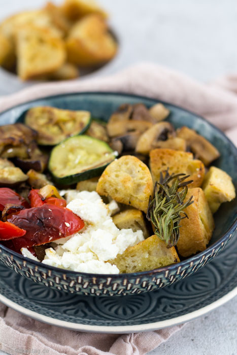 Antipasti-Bowl. Vegetarisch, schnell und einfach. Rezept mit Feta und Baguette. #bowl #rezept #antipasti #sommer 