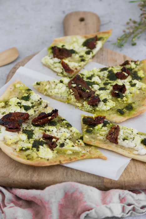 Flammkuchen mit Bärlauch, getrockneten Tomaten und Feta