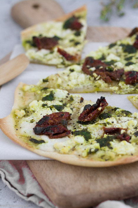 Flammkuchen mit Bärlauch, getrockneten Tomaten und Feta