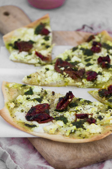 Vegetarischer Flammkuchen mit Bärlauch, getrockneten Tomaten und Feta. #rezept #bärlauch #flammkuchen #einfach #schnell