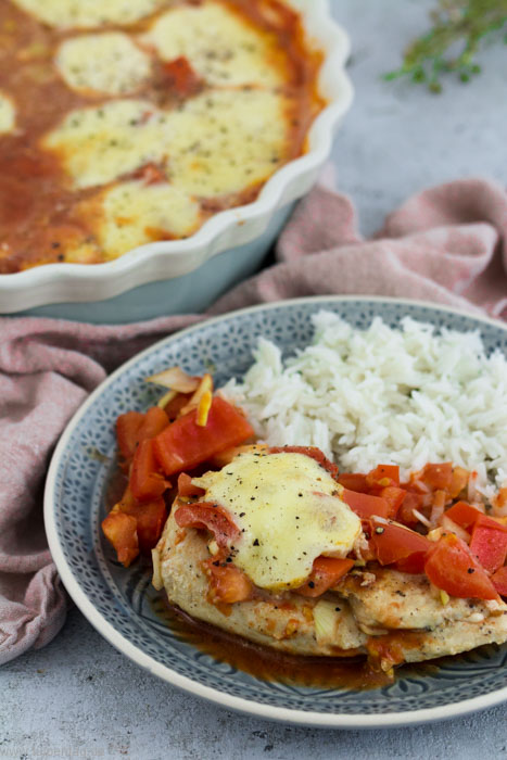 Hähnchen-Auflauf mit Tomate und Mozzarella. Hähnchenbrustfilet überbacken mit Tomaten. Schnelles und einfaches Rezept mit Hähnchen aus dem Ofen.