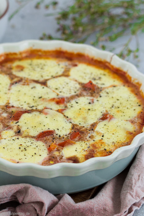 Hähnchen-Auflauf mit Tomate und Mozzarella. Hähnchenbrustfilet überbacken mit Tomaten. Schnelles und einfaches Rezept mit Hähnchen aus dem Ofen.