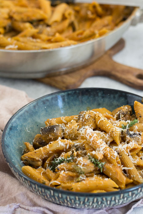 One-Pot-Pasta mit Pilzen, Sahne und Tomatenmark. Einfach, schnell, vegetarisch und lecker. #rezept #onepot #feierabendküche