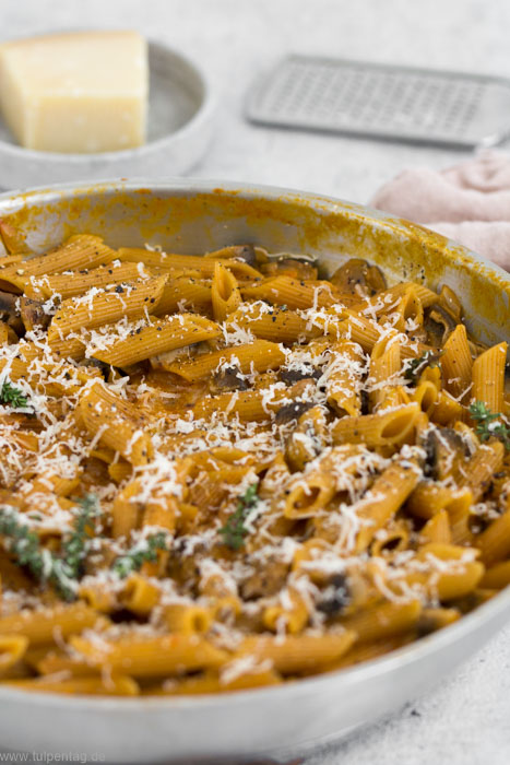 One-Pot-Pasta mit Pilzen, Sahne und Tomatenmark. Einfach, schnell, vegetarisch und lecker. #rezept #onepot #feierabendküche