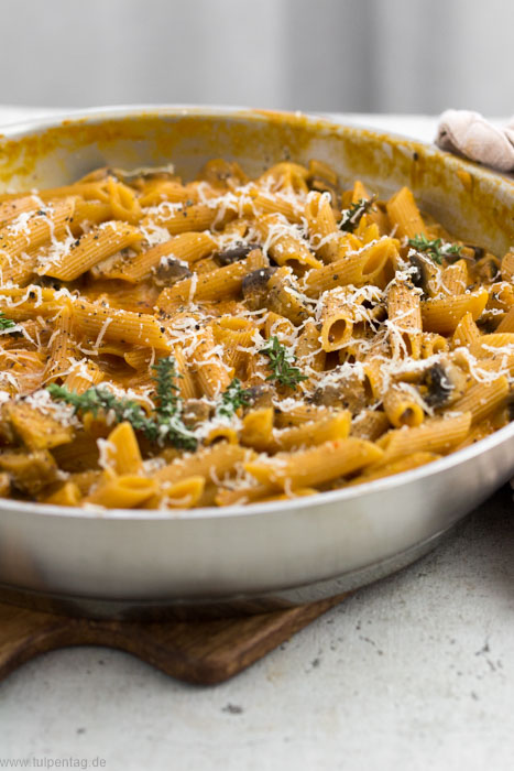 One-Pot-Pasta mit Pilzen, Sahne und Tomatenmark. Einfach, schnell, vegetarisch und lecker. #rezept #onepot #feierabendküche