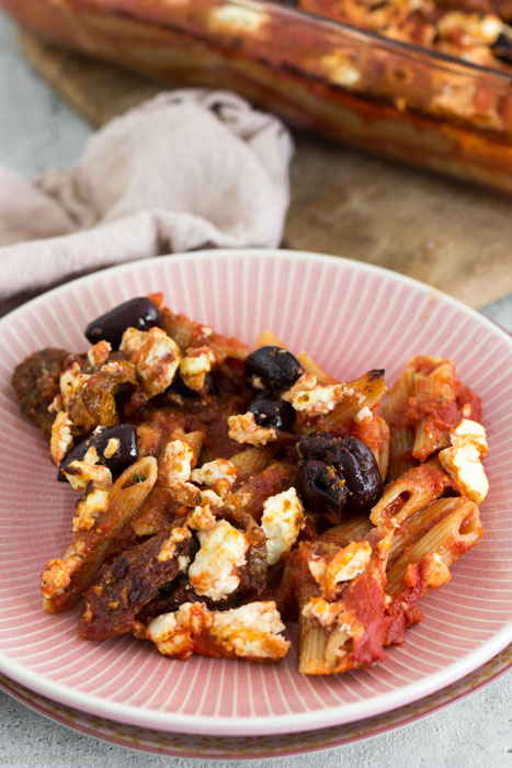 Ein One-Pot-Pasta-Rezept mit Nudeln, getrockneten Tomaten, Oliven und Feta. Kein Topf oder Herd nötig. Einfach, schnell und vegetarisch.