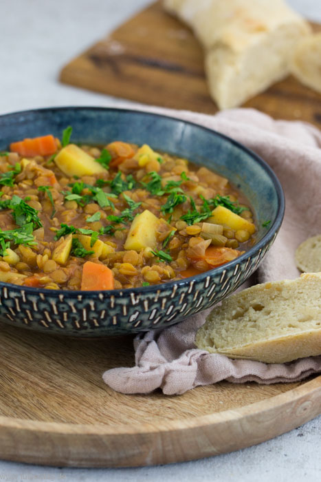 Rezept für vegane Linsensuppe mit Tellerlinsen, Kartoffeln und Karotten. Schnell und einfach zu machen. #rezept #suppe #vegan #vegetarisch