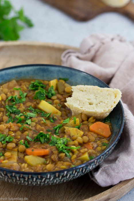 Rezept für vegane Linsensuppe mit Tellerlinsen, Kartoffeln und Karotten. Schnell und einfach zu machen. #rezept #suppe #vegan #vegetarisch