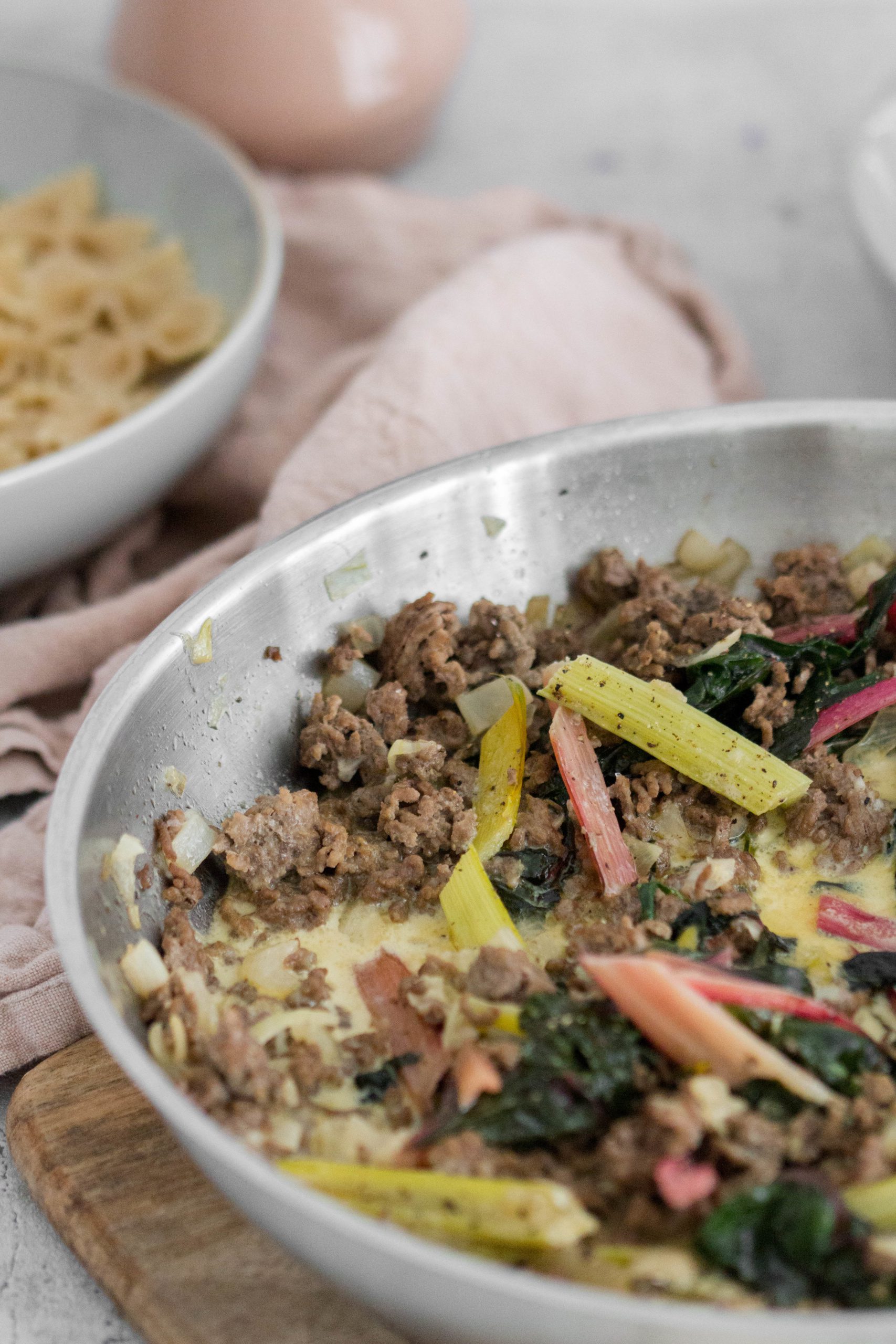 Rezept für Hackfleisch mit Mangold, Sahne und Nudeln. Schnell und einfach.