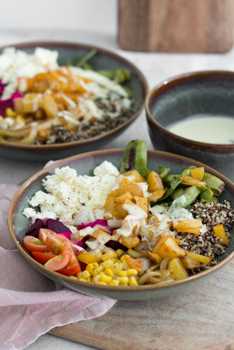 Rezept für eine vegetarische Bowl mit Kartoffeln und Quinoa. Mit Feta, Mais, Tomaten, Zuckerschoten und Roter Bete. Schnell, einfach und abwandelbar.