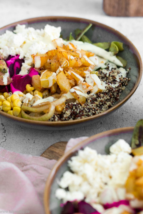 Rezept für eine vegetarische Bowl mit Kartoffeln und Quinoa. Mit Feta, Mais, Tomaten, Zuckerschoten und Roter Bete. Schnell, einfach und abwandelbar.