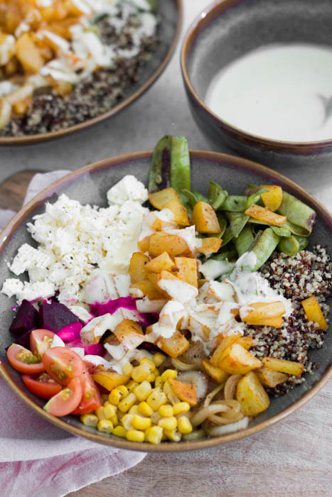 Rezept für eine vegetarische Bowl mit Kartoffeln und Quinoa. Mit Feta, Mais, Tomaten, Zuckerschoten und Roter Bete.Schnell, einfach und abwandelbar.