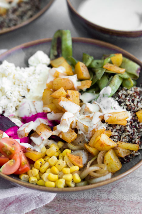 Rezept für eine vegetarische Bowl mit Kartoffeln und Quinoa. Mit Feta, Mais, Tomaten, Zuckerschoten und Roter Bete. Schnell, einfach und abwandelbar.