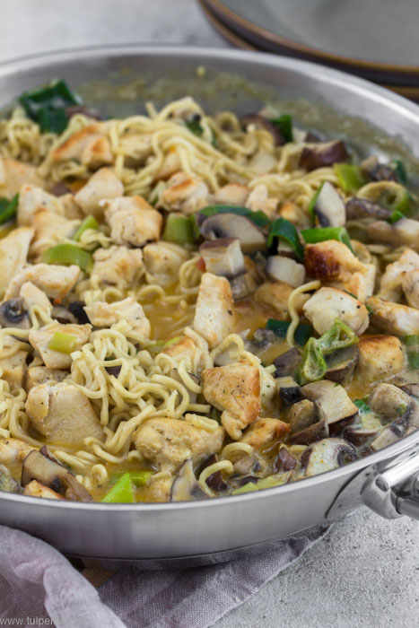 Rezept für ein Pfannengericht aus Mie-Nudeln, Gemüse, Hähnchen und Kokosmilch. Schnell und einfach zu kochen.