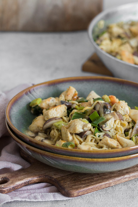 Rezept für ein Pfannengericht aus Mie-Nudeln, Gemüse, Hähnchen und Kokosmilch. Schnell und einfach zu kochen.